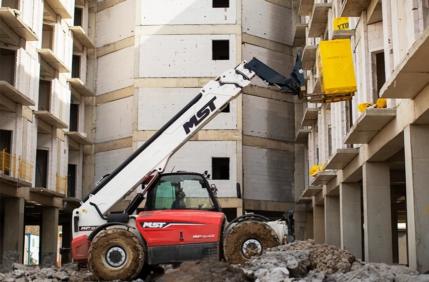 İleri teknoloji ve dünyaca kabul görmüş komponentlerden oluşan MST Teleskobik Forklift.
